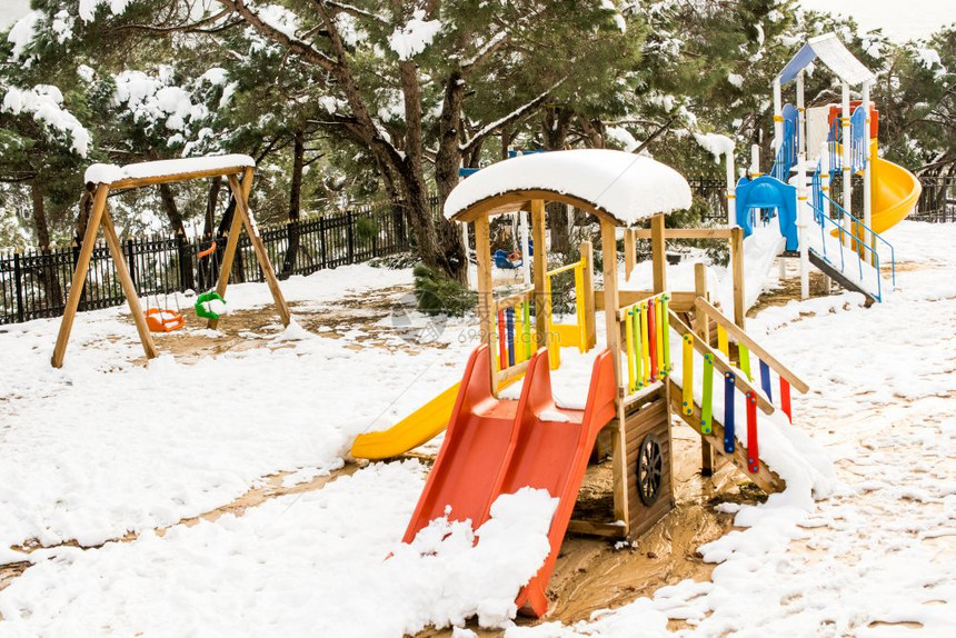 冬季下雪时多彩的孩子游乐场图片
