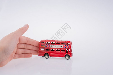 儿童手玩伦敦双甲牌夜车白色背景巴士模式背景图片