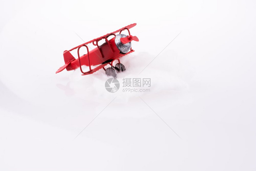 白背景上面的一架红色飞机图片