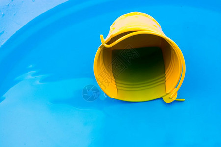 蓝色背景的水中小黄桶图片