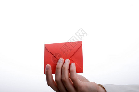 手持白色背景上的红信封背景图片