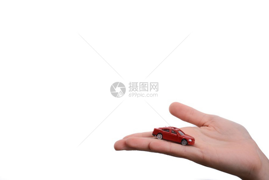 儿童手持一辆红色车图片