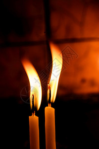 燃烧的蜡烛照亮视线背景图片