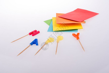 彩色信封和蜡烛在木棍上写着快乐背景图片