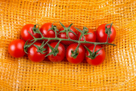一群红熟的美味新鲜天然樱桃番茄背景图片