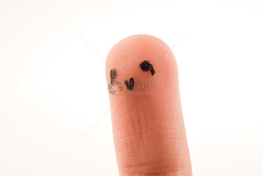 黑点在指尖上形成一张脸图片