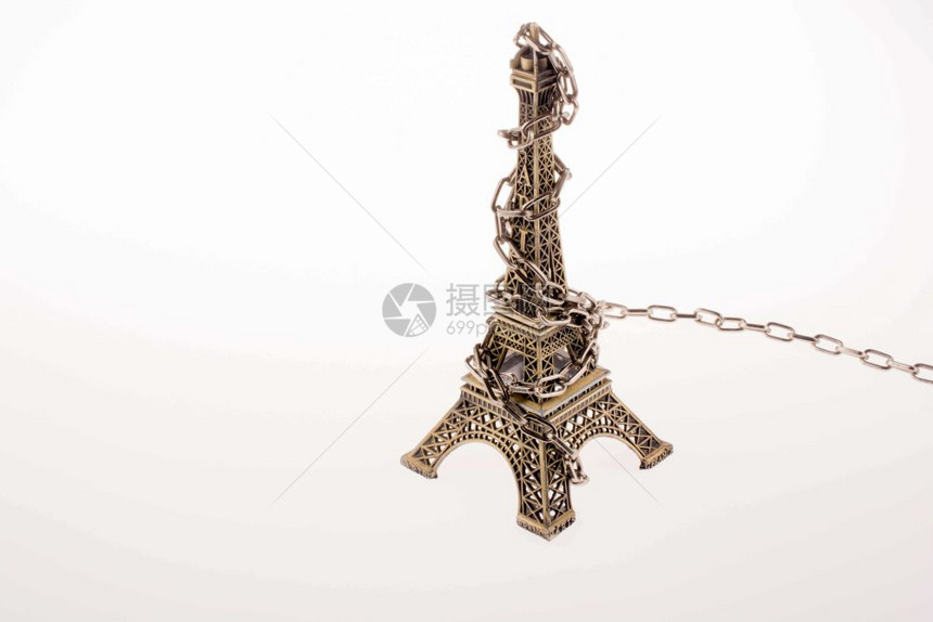 Eiffel铁塔模型由链中的金属制成图片