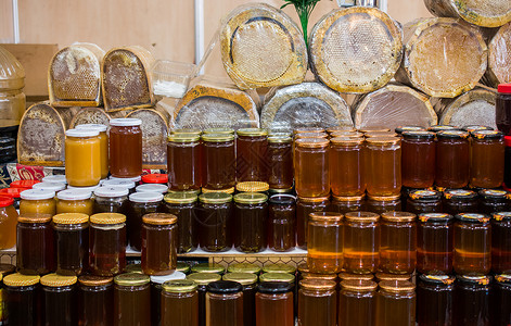 玻璃罐装满的新鲜蜂蜜盖子图片