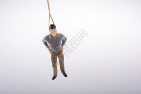 男人雕像用一根绳子绑在棕色的背上图片