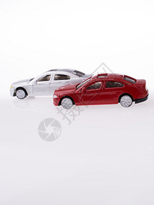 白色背景的玩具汽车和口表图片