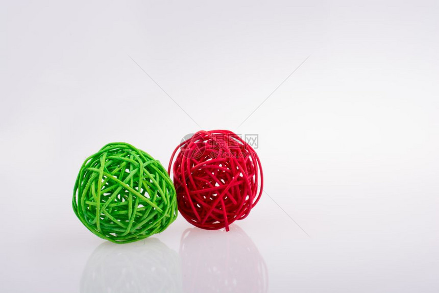 白色背景的红绿木球和图片