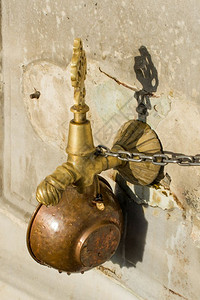 黄铜水龙头土耳其的奥托曼风格古董喷泉水背景