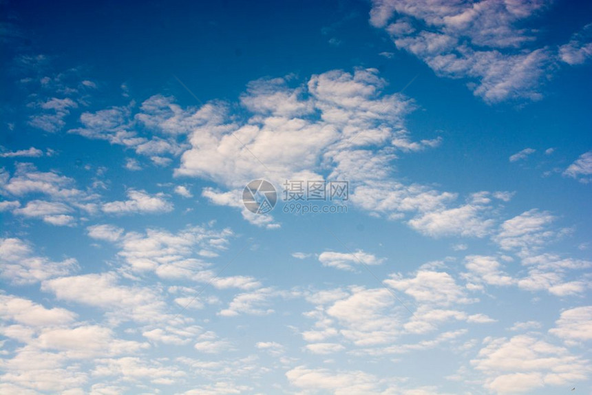 白彩云在天笼罩蓝空图片