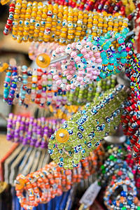 各种类型和颜色的手镯美丽多彩珠图片