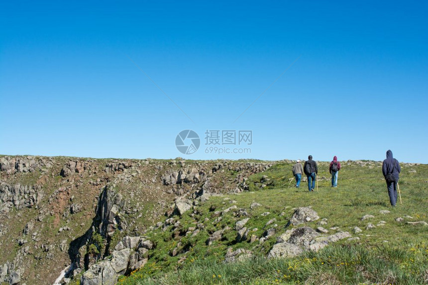 朋友在山上远足图片