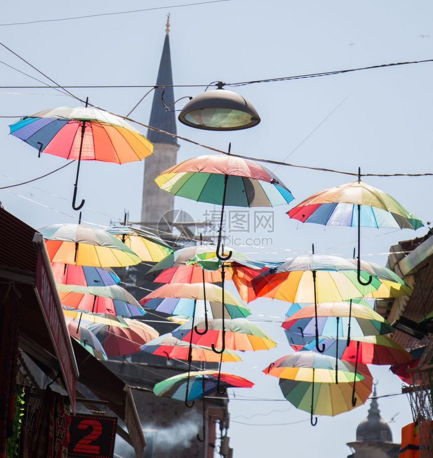 天空街装饰中使用的彩色雨伞图片
