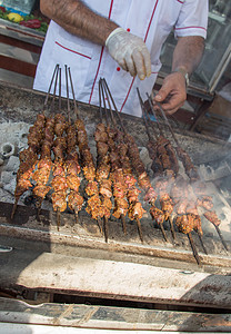 土耳其式的肉碎石烧烤在架上图片
