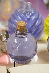 空的小型透明彩色瓶背景图片