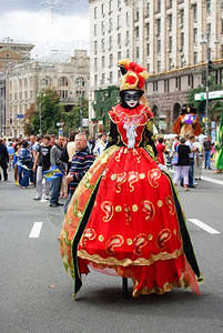 乌克兰基辅Khreshchatyk街的服装游行图片