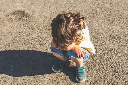孩子性格孤僻情绪智能和沮丧的男孩看着孤独背景
