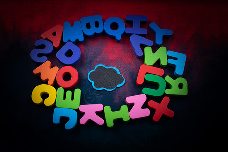 语音泡沫和彩色字母图片