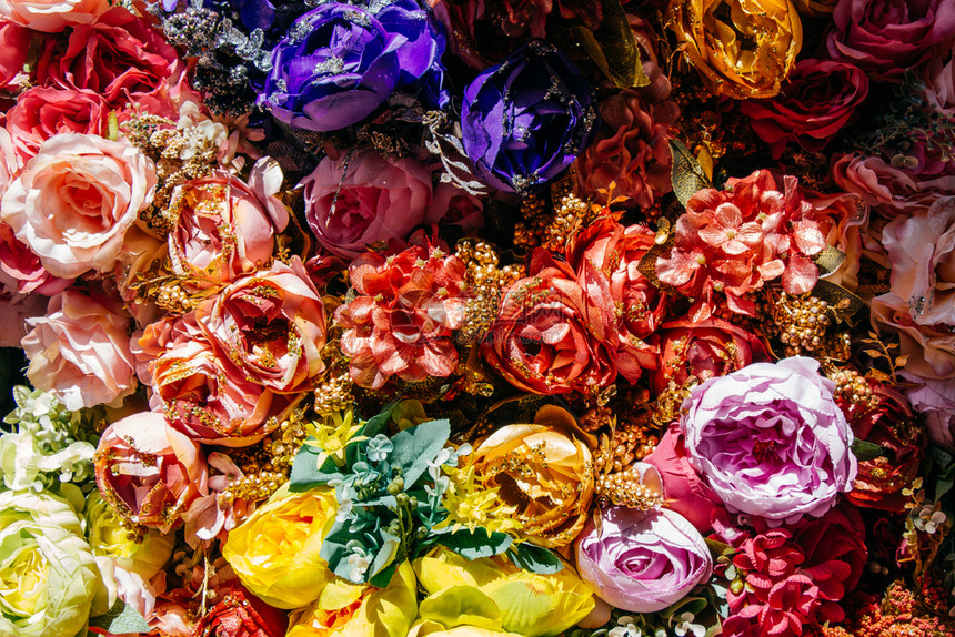 花朵的艺术由多彩人工花朵制成图片