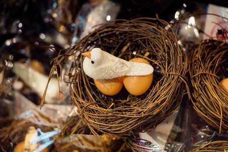 在集市上装假蛋的小人工鸟巢高清图片