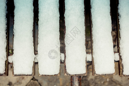 寒的街头长凳上白雪图片