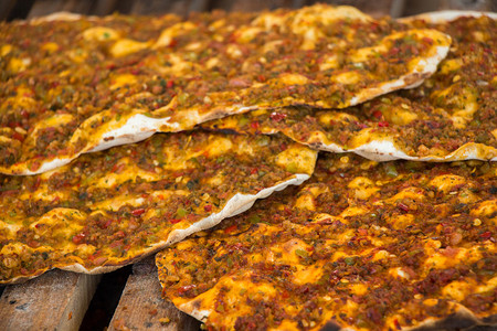 Lahmacun土耳其披萨煎饼加辣肉酱图片