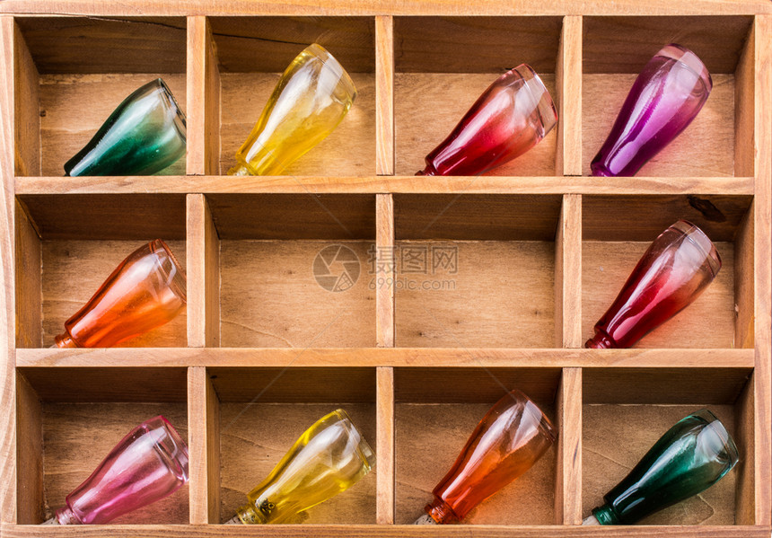 在视图中的木盒子里装着多彩小瓶子图片