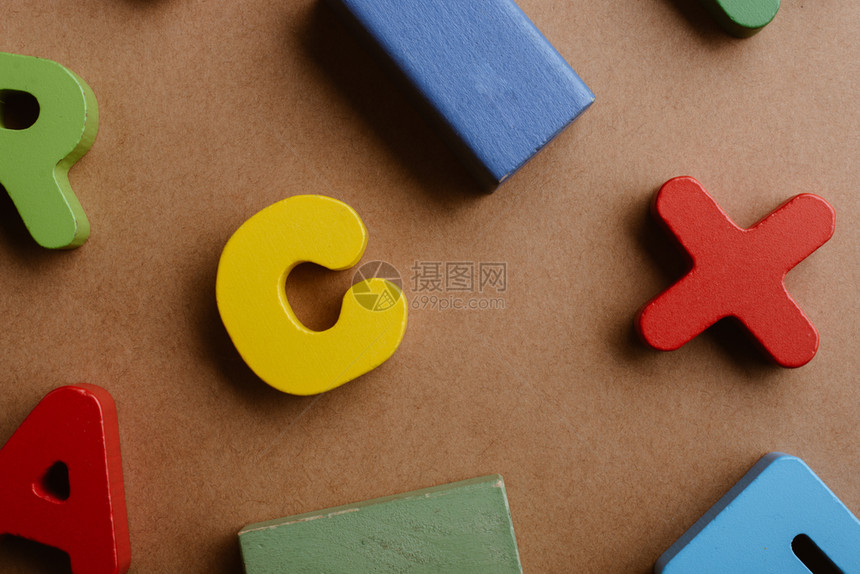 木背景的字母和块图片