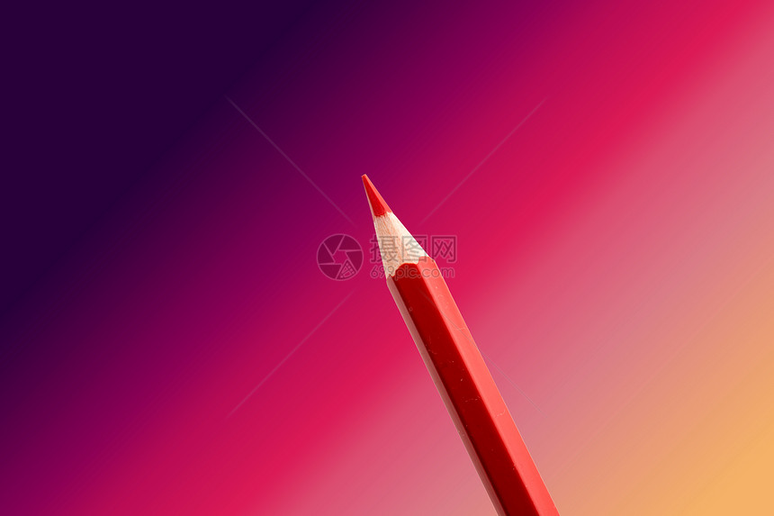 白色背景的红铅笔图片