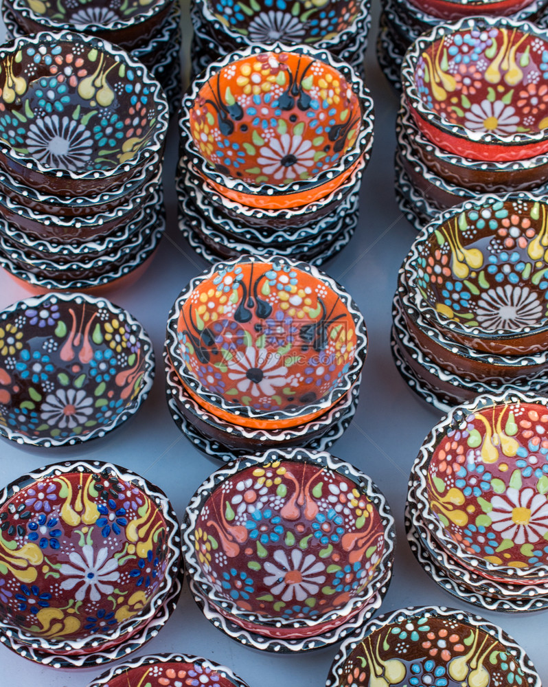 集市中土耳其传统陶瓷制品图片