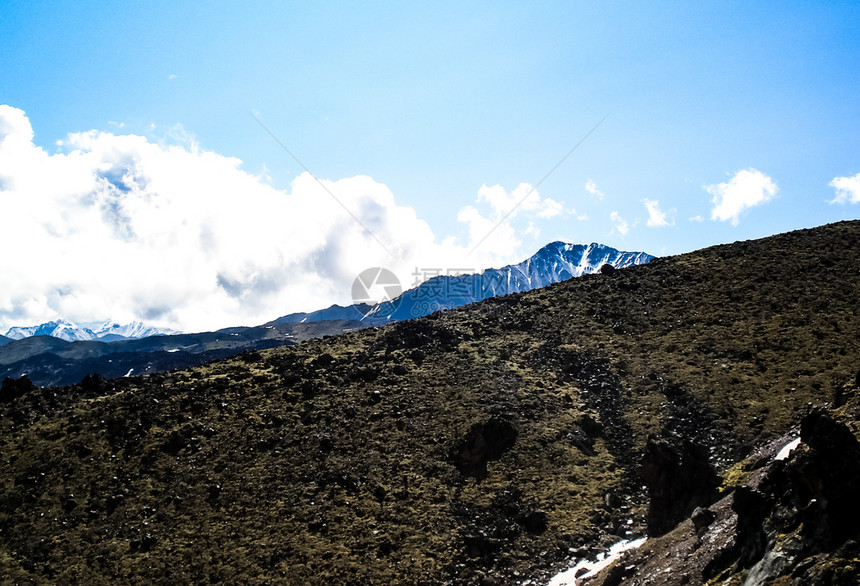 散落着石头的山景山地景观没有植被的岩石散落着石头的山景山地景观图片