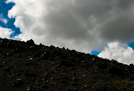 散落着石头的山景山地景观没有植被的岩石散落着石头的山景山地景观图片