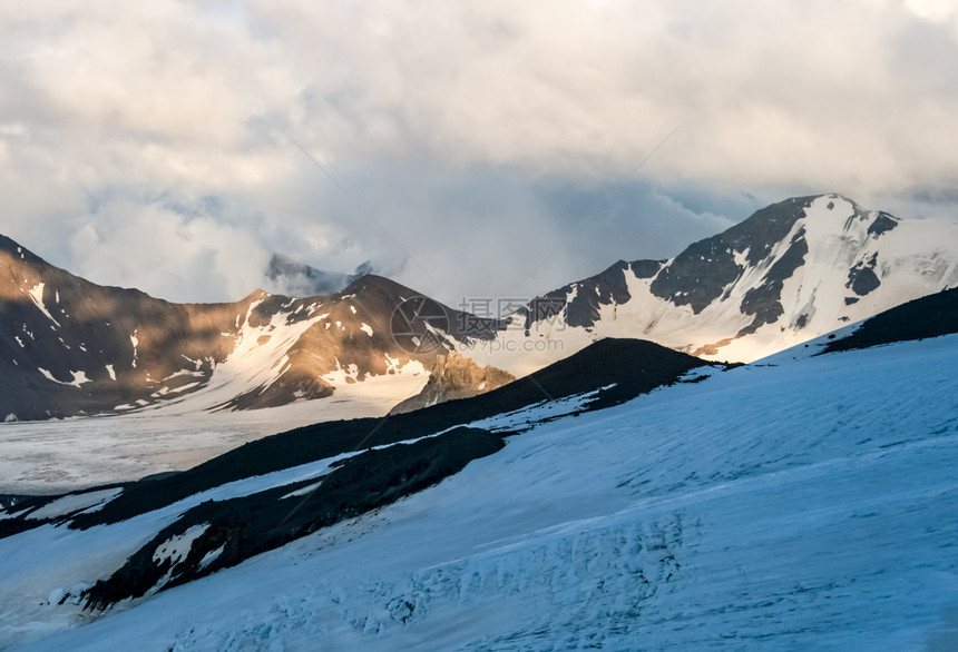 雪山景观山上有雪山地景观雪山景观山上有雪洛杉矶山图片