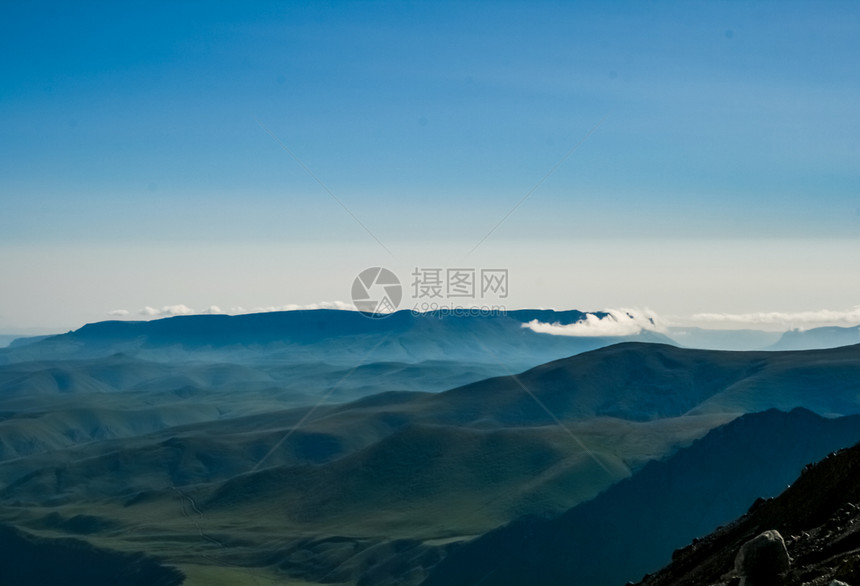 散落着石头的山景山地景观没有植被的岩石散落着石头的山景山地景观图片