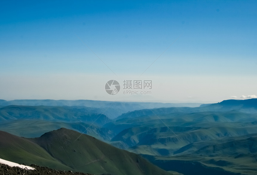 散落着石头的山景山地景观没有植被的岩石散落着石头的山景山地景观图片