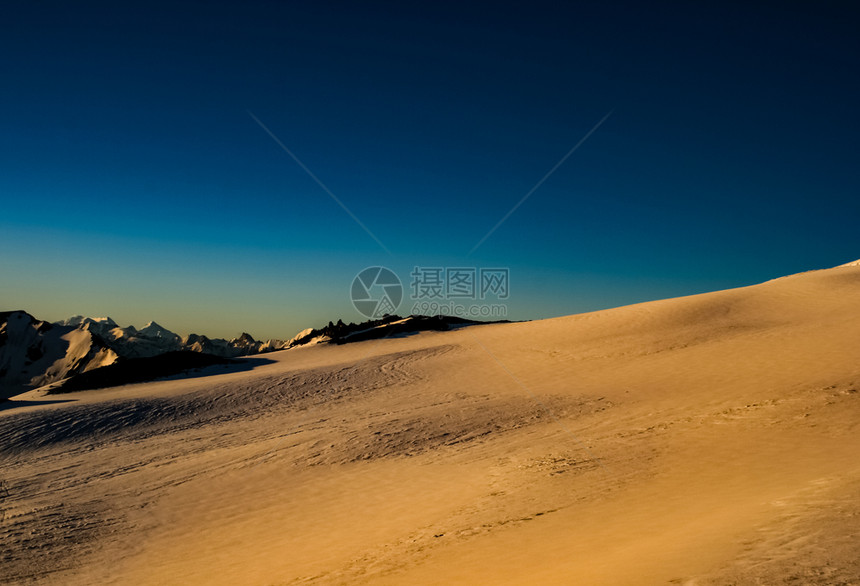 洛杉矶落日时的山峰雪景图片