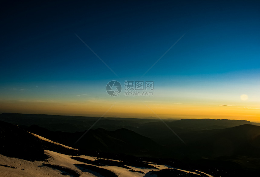 洛杉矶落日时的山峰雪景图片