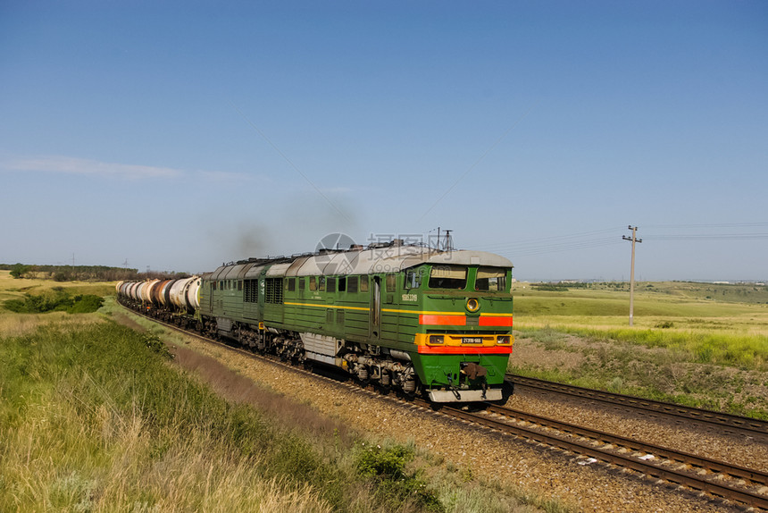 俄罗斯新西伯利亚2018年7月日火车或发动机是铁路运输工具为火车提供动力火车或发动机是铁路运输工具为火车提供动力图片