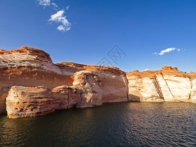 科罗拉多湖鲍威尔湖以科罗拉多河为基地对峡谷景色很好犹他州鲍威尔湖上美丽的峡谷和孤寂岩石鲍威尔湖上美丽的峡谷和孤寂岩石鲍威尔湖上美丽的峡谷和背景