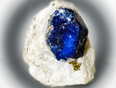 奥瓦罗维特岩石矿物的晶体自然石美丽背景