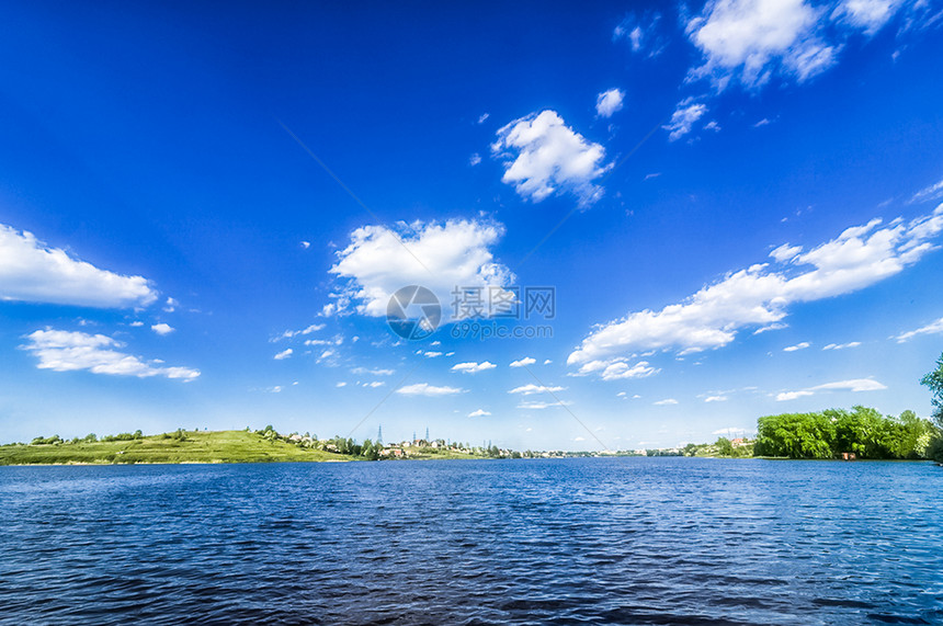 开阔自然空间的景观湖泊和沿海植被开阔自然空间的景观图片