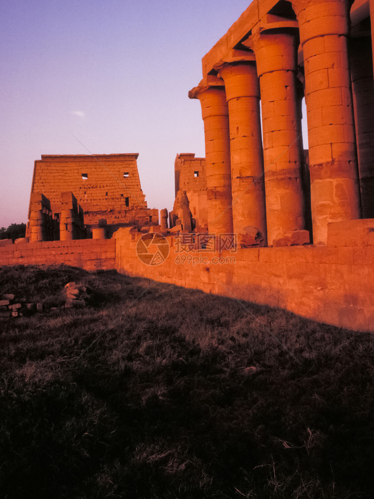 埃及的吸引力金字塔骆驼和废墟埃及的大金字塔旅行的照片骆驼和废墟图片