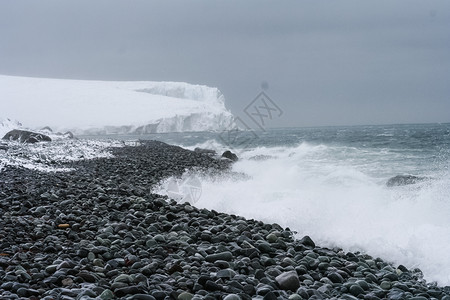 南极洲海岸的风景山脉覆盖着冰雪和冷的海洋图片