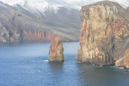 南极洲海岸的风景山脉覆盖着冰雪和冷的海洋图片