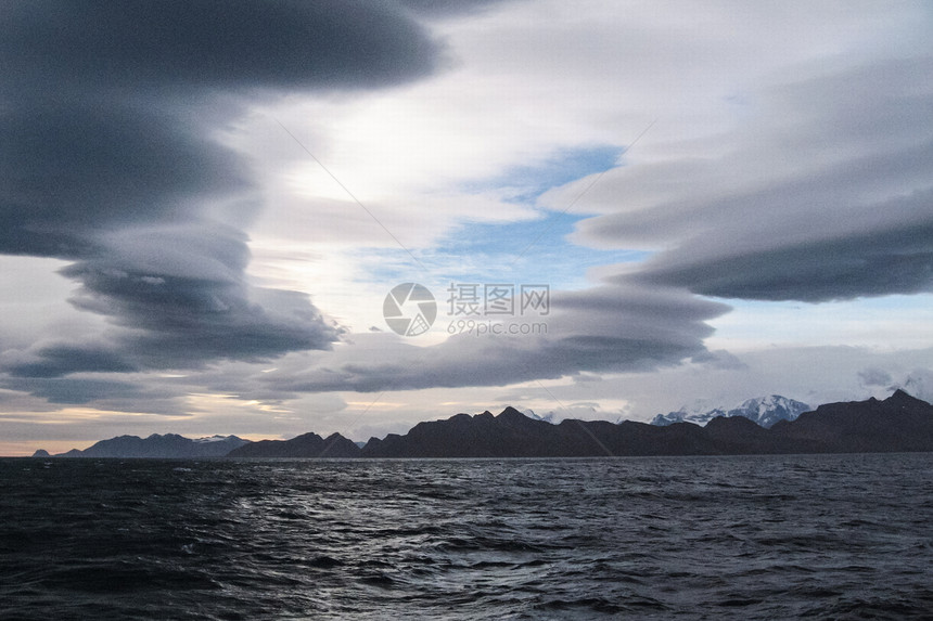 南极洲海岸景观山脉覆盖着冰雪和冷的海洋图片