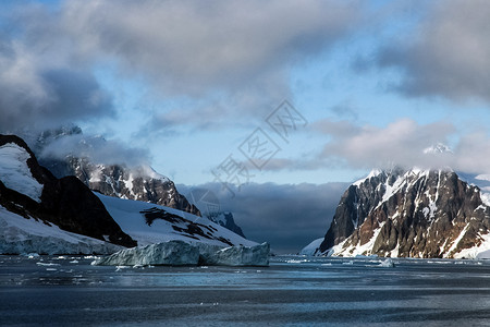 安体舒南极洲海岸景观山脉覆盖着冰雪和冷的海洋背景