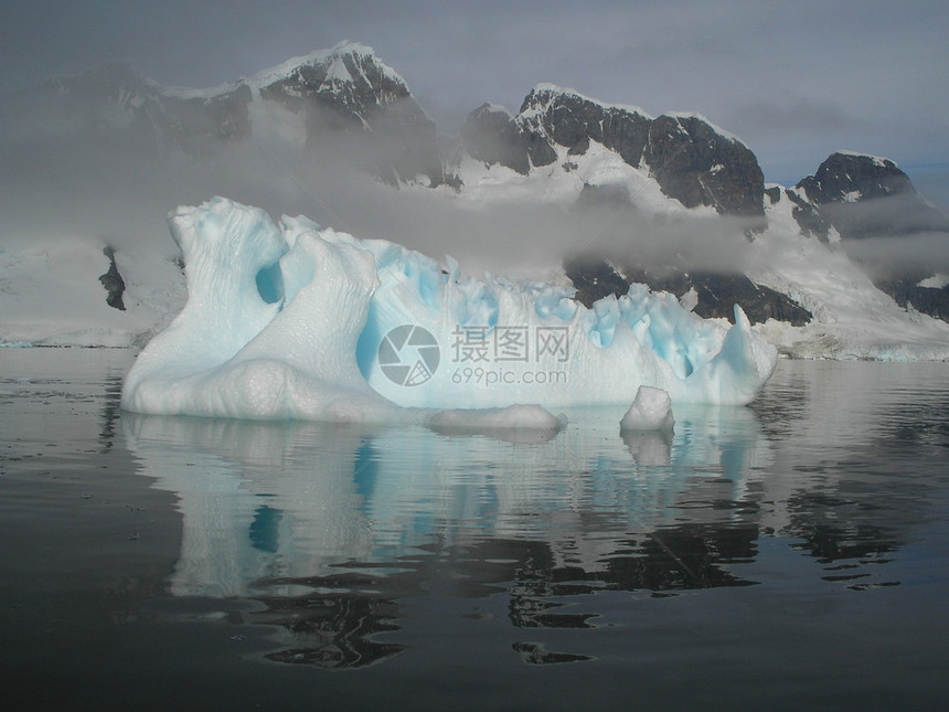 南极洲海岸景观山脉覆盖着冰雪和冷的海洋图片